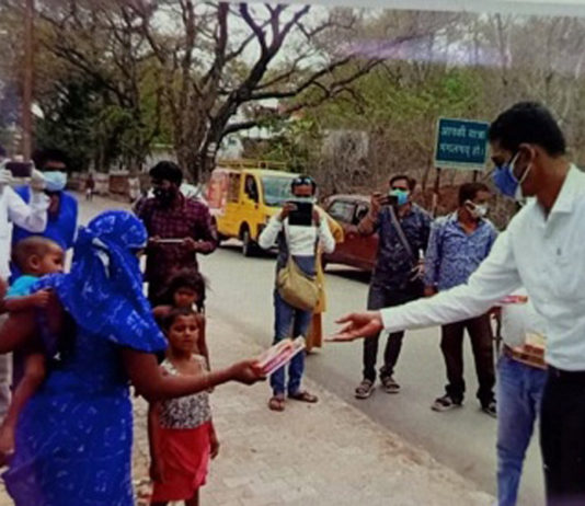 डीआईजी विवेक राज सिंह ने जरूरतमंदो को वितरित किए खाने के पैकेट