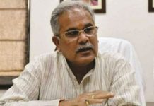 मुख्यमंत्री ने महान धावक मिल्खा सिंह के निधन पर दुख प्रकट किया छत्तीसगढ़, रायपुर, नगर संवाददाता: मुख्यमंत्री भूपेश बघेल ने भारत के महान धावक ‘फ्लाइंग सिख’ मिल्खा सिंह के निधन पर गहरा दुख व्यक्त किया है। मुख्यमंत्री ने अपने संदेश में कहा है कि मिल्खा सिंह देश के हजारों खिलाड़ियों के लिए हमेशा प्रेरणा के स्रोत बने रहेंगे। उनके निधन से खेल जगत को अपूरणीय क्षति हुई है। बघेल ने उनके परिवारजनों के प्रति संवेदना प्रकट करते हुए दिवंगत आत्मा की शांति के लिए ईश्वर से प्रार्थना की है। रायपुर हाफ मैराथन में मिल्खा के साथ 85 साल के बुजुर्ग भी दौड़े थे साल 2017 में नया रायपुर में हुए पहले रायपुर इंटरनेशनल हाफ मैराथन में मिल्खा सिंह भी शामिल हुए थे। करीब 15 हजार धावक शामिल हुए थे। इसमें 3 साल से 85 साल तक की उम्र के धावक थे। विजेताओं को 30 लाख की इनामी राशि बांटी गई थी। दौड़ में पूर्व ओलिंपियन धावक मिल्खा सिंह, पहलवान गीता फोगाट, क्रिकेटर प्रवीण कुमार सहित कई सितारे शामिल हुए थे। ‘उड़न सिख’ पद्मश्री मिल्खा सिंह बता दें कि खेल की दुनिया में देश को नई ऊंचाई पर ले जाने वाले ‘उड़न सिख’ पद्मश्री मिल्खा सिंह शुक्रवार रात 11.24 बजे अलविदा कह गए। चंडीगढ़ के परास्नातक आयुर्र्विज्ञान संस्थान (पीर्जीआइ) में उन्होंने 91 साल की उम्र में आखिरी सांस ली। वह कोरोना से उबर चुके थे, लेकिन पोस्ट कोरोना साइड इफेक्ट के कारण गुरुवार रात से उनकी हालत बिगड़ती जा रही थी। डाक्टर उन्हें बचाने की हर संभव कोशिश कर रहे थे, लेकिन विफल रहे। बीते दिनों उनकी पत्नी का भी कोरोना से निधन हो गया था। उनकी पत्नी भारत की वॉलीबाल टीम की कप्तान रही थीं। मिल्खा सिंह के परिवार में पुत्र जीव मिल्खा और तीन बेटियां हैं। जीव मिल्खा देश के नामी गोल्फर हैं। चार एशियाई खेलों में जीते स्वर्ण दुनिया के महान एथलीटों में शुमार मिल्खा सिंह ने चार एशियाई खेलों में स्वर्ण पदक जीते थे। वह 1958 के कामनवेल्थ गेम्स के चैंपियन भी थे। हालांकि उनका सबसे यादगार प्रदर्शन 1960 रोम ओलंपिक खेल में था जहां वह 4-मीटर स्पर्धा में चौथे स्थान पर रहे थे। उन्होंने 1956 और 1964 के ओलंपिक खेलों में भी भारत का प्रतिनिधित्व किया था। उन्हें 1959 में पद्मश्री से सम्मानित किया गया था। उनके जीवन पर बालीवुड फिल्म भाग मिल्खा भाग बनी थी जो सुपरहिट रही थी। बेटी भी कर रही थी इलाज मिल्खा सिंह के इलाज में लगी सीनियर डाक्टरों की टीम में उनकी बेटी मोना भी शामिल थीं। मोना न्यूयार्क स्थित मेट्रोपोलिटन अस्पताल में सीनियर इमरजेंसी मेडिसिन डाक्टर हैं। वह अमेरिका में कोरोना मरीजों की जिंदगी बचाने में पिछले एक साल से जुटी हुई हैं। जैसे ही उन्हें पिता मिल्खा सिह के कोरोना पाजिटिव होने की खबर मिली, वह भारत आ गईं थीं और उनकी देखरेख में जुटी थीं। आक्सीजन स्तर गिरने के बाद आया बुखार पीर्जीआइ प्रवक्ता प्रो. अशोक कुमार ने कहा कि गुरुवार रात को मिल्खा सिंह का आॅक्सीजन स्तर गिर गया था और उन्हें बुखार भी आ रहा था। बुधवार को उनकी कोरोना रिपोर्ट निगेटिव आ गई थी, जिसके बाद उन्हें आइसीयू वार्ड में शिफ्ट कर दिया गया था। 17 मई को हुए थे कोरोना पाजिटिव बता दें, 17 मई को मिल्खा सिंह की कोरोना रिपोर्ट पाजिटिव आई थी। तबीयत बिगड़ने के बाद पहले उन्हें मोहाली के फोर्टिस अस्पताल में भर्ती करवाया गया था। वहां कोरोना की रिपोर्ट निगेटिव आने के बाद 31 मई को उन्हें अस्पताल से छुट्टी मिल गई थी। इसके बाद वह चंडीगढ़ के सेक्टर.8 स्थित घर में कोरोना प्रोटोकाल का पालन करते हुए आराम कर रहे थे। अचानक तीन जून को उनकी तबीयत बिगड़ गई और आक्सीजन लेवल गिरने के बाद उन्हें पीर्जीआइ में भर्ती करवाया गया।