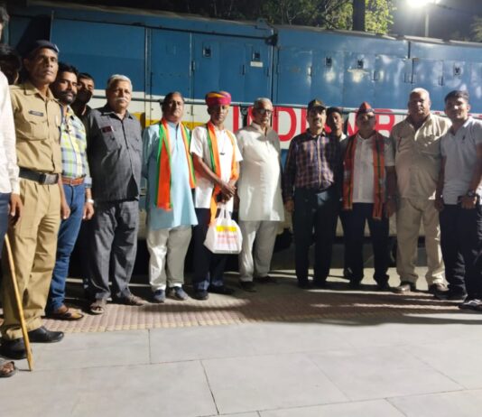 सैनिक एक्सप्रेस के संचालन पर रेलवे कर्मचारियों का सैनिकों द्वारा सम्मान