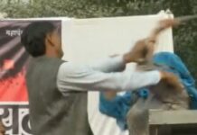 छतरपुर में बेटी बचाओ महापंचायत के मंच पर अपनी बात रखने से रोकने पर महिला ने चप्पल से पीटा