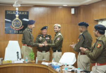 आफताब पर हमला नाकाम करने वाले पुलिसकर्मियों को दिल्ली पुलिस कमिश्नर ने दिया इनाम