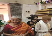 केन्द्रीय मंत्री निर्मला सीतारमण ने केदार घाट, हनुमान घाट पर पूजा अर्चना की