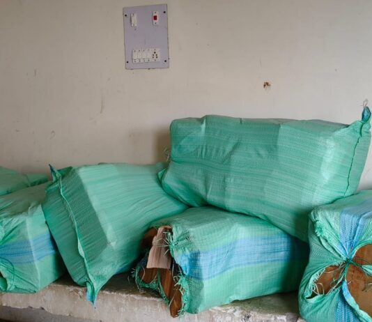 घोघरडीहा थाना पुलिस ने औचक छापेमारी में 216 लीटर नेपाली शराब बरामद की।