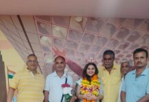 मलेशिया विश्र्व सुंदरी कोमल वैष्णव विजेता का ऐवोर्ड प्राप्त किया हैं।