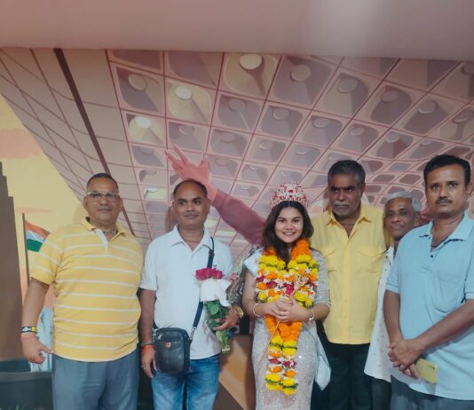 मलेशिया विश्र्व सुंदरी कोमल वैष्णव विजेता का ऐवोर्ड प्राप्त किया हैं।