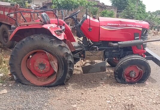 जिला अमरावती के तिवसा तहसील गांव शिवणगांव फत्तेपुर में चोरों ने रात को ट्रॅक्टर चुराने की साजीस ट्रॅक्टर का डिजेल ख़त्म हो जाने से नागपुर-अमरावती हायवे से जानेवाले ट्रकने ठोका।