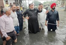 विधायक अशोक पाराशर पप्पी जी ने जलस्तर के कारण उत्पन्न स्थिति का स्वयं जायजा लिया।