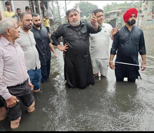 विधायक अशोक पाराशर पप्पी जी ने जलस्तर के कारण उत्पन्न स्थिति का स्वयं जायजा लिया।