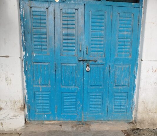 अलीराजपुर जिले के उमराली में अवैध बंगाली डॉक्टर के क्लीनिक को नायब तहसीलदार ने किया सील।