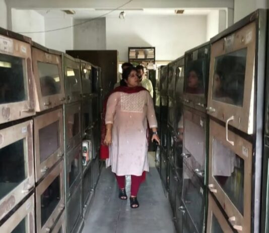 डीएम ने राजकीय पुस्तकालय का किया औचक निरीक्षण: प्रतियोगी छात्रों को बेहतर सुविधाएं देने के निर्देश, UPSC सिलेक्शन को लेकर छात्रों से की चर्चा।